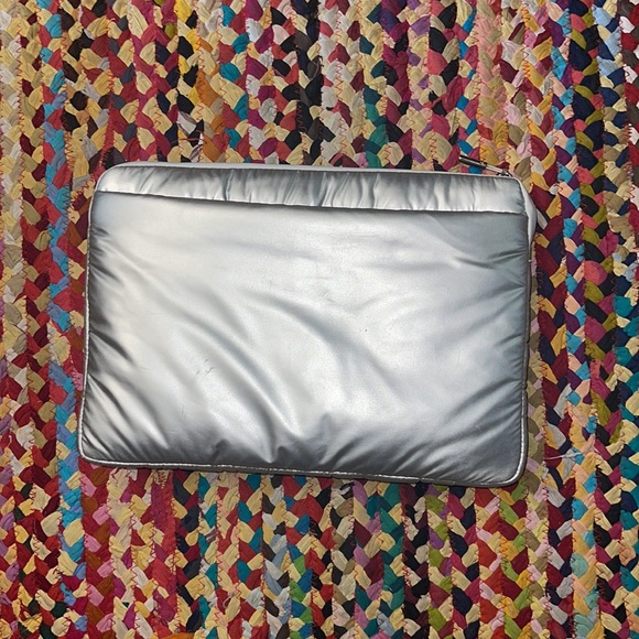 CARAA x ATHLETA Quilted SILVER Techie Tablet Device Travel Zip Pouch Case Clutch - Picture 6 of 7